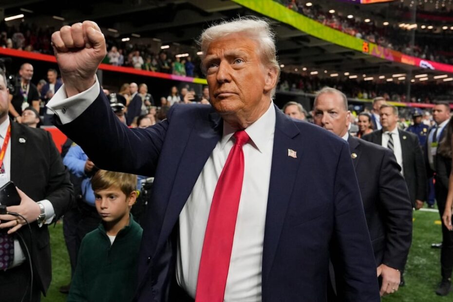 O presidente dos EUA Donald Trump no Super Bowl. Foto Ben LiebenbergNFL