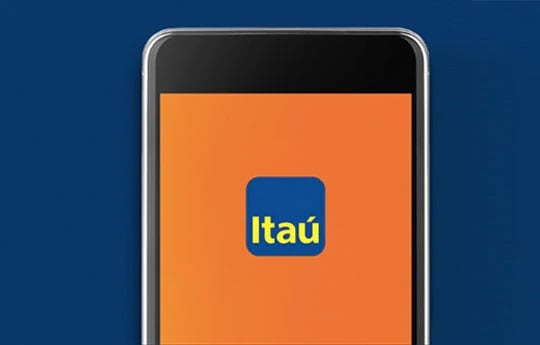 tela de celular com fundo laranja e icone do app Itau