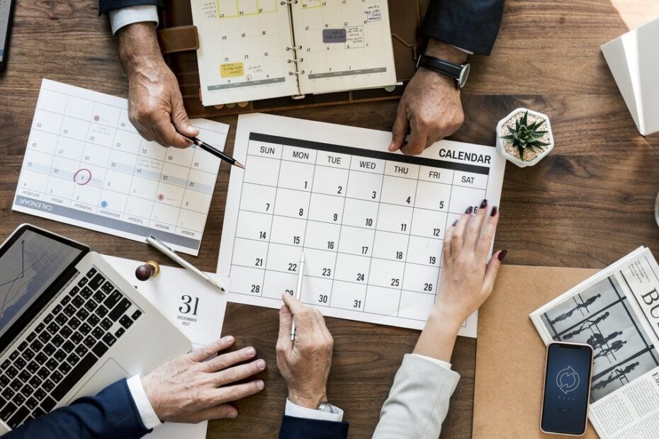 grupo de pessoas de negocios tendo uma reuniao 1 e1682695529166