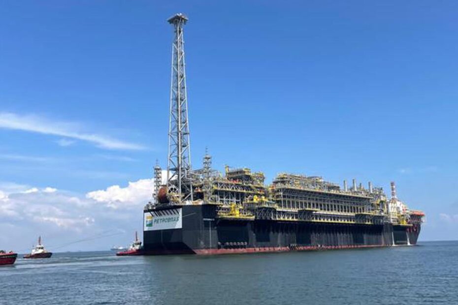 plataforma da petrobras que reforcara o pre sal deixa singapura04