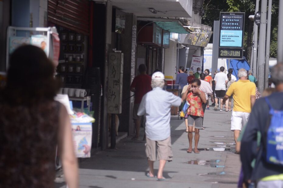 rio tem primeiro dia util de reabertura do comercio de rua2906200462