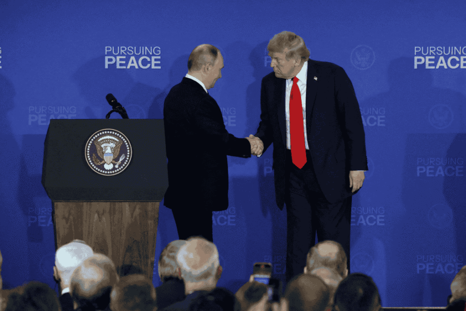 trump e putin se cumprimentam durante coletiva de imprensa em anchorage alasca 15082025 reutersjeena