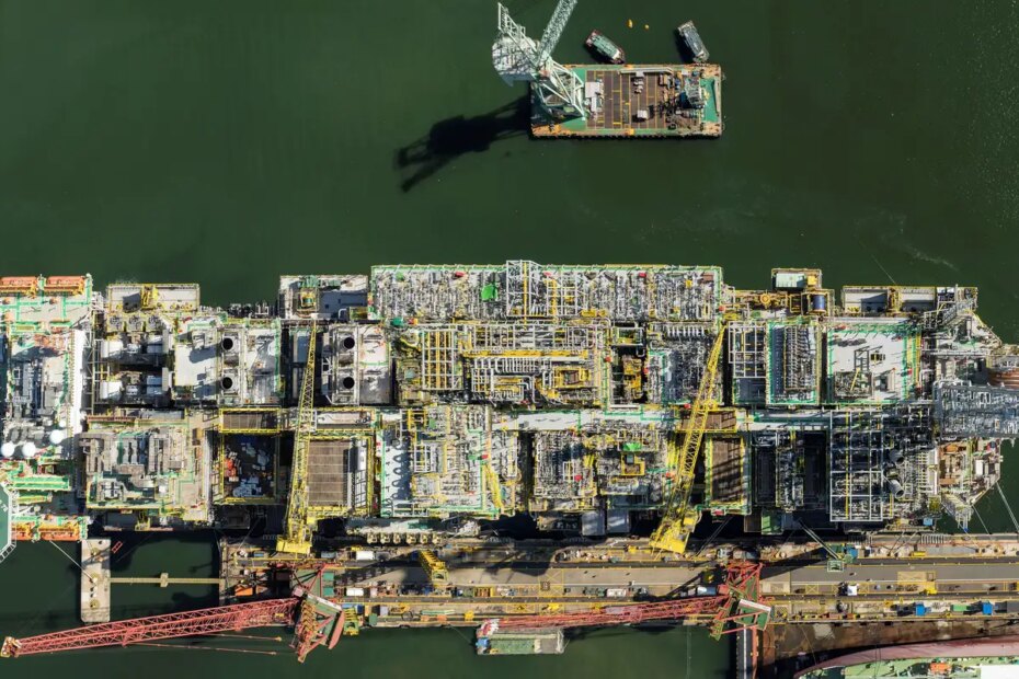 plataforma da petrobras que reforcara o pre sal deixa singapura02