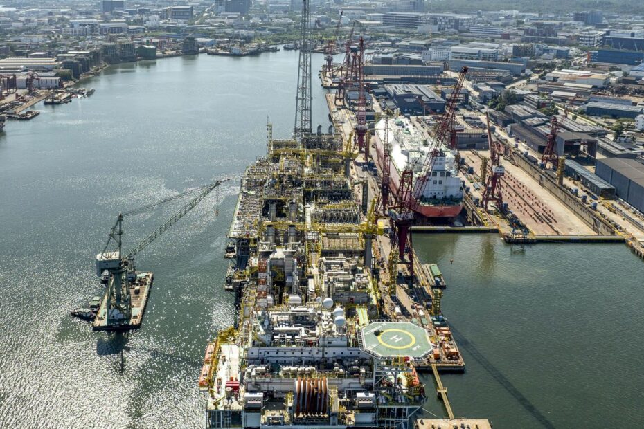 plataforma da petrobras que reforcara o pre sal deixa singapura03
