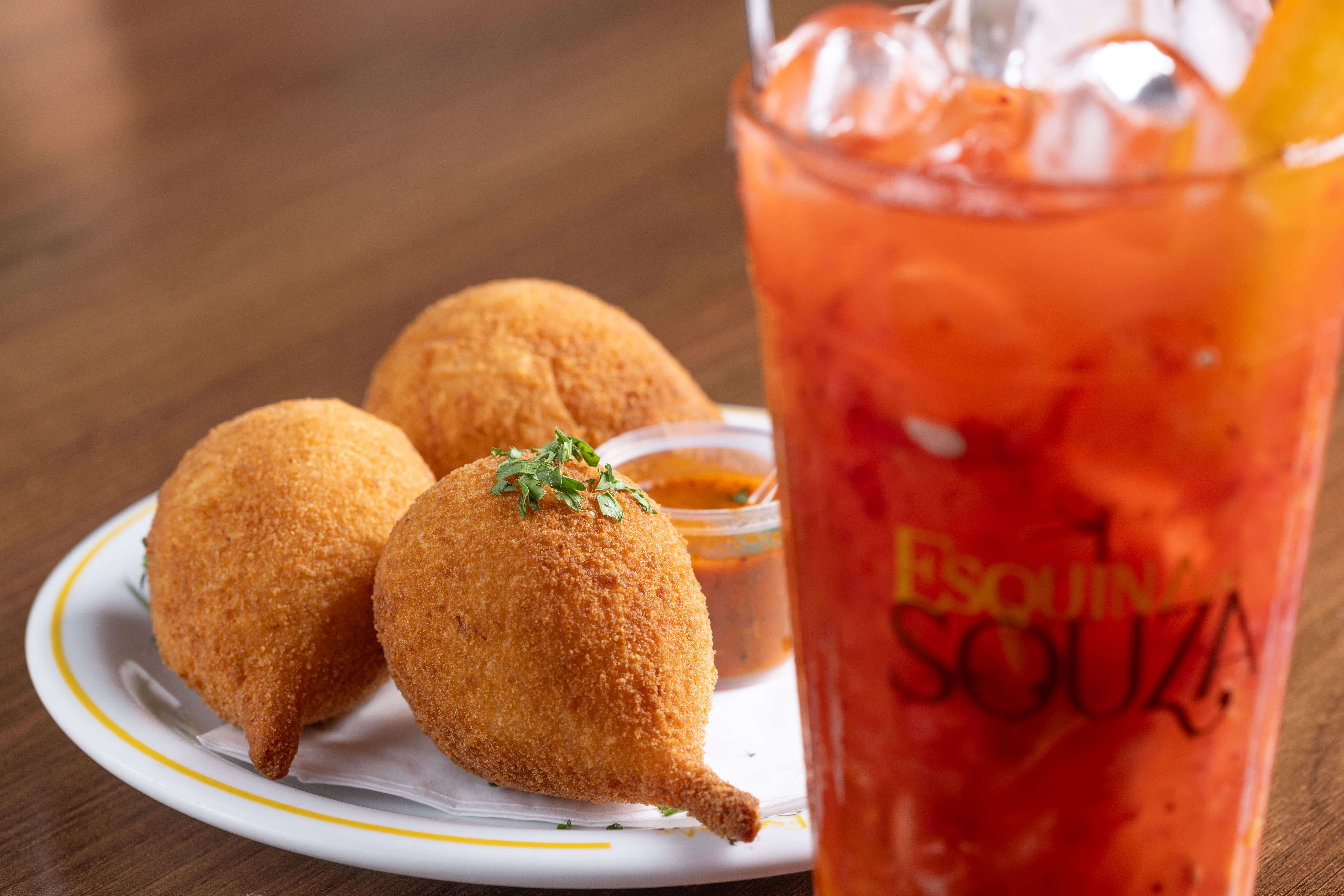 Coxinha e caipirinha