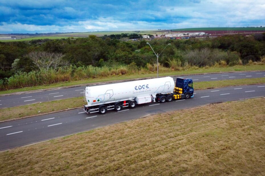 Carreta criogenica da Edge empresa da Compass movimenta GNL do TRSP ate industrias off grid municipi