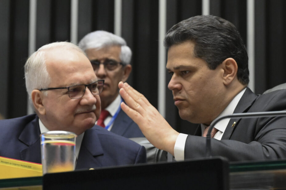 Edson Fachin e Davi Alcolumbre debatem projeto de lei para