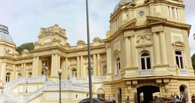 Governo do Rio quer desapropriar terreno da Refit que tem