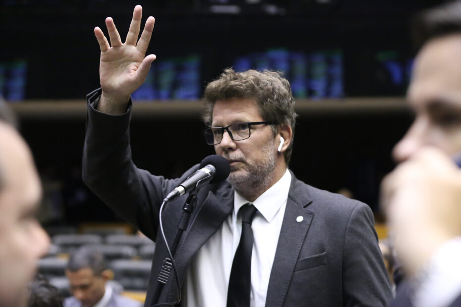 Mario Frias responde a Flavio Dino em rede social e