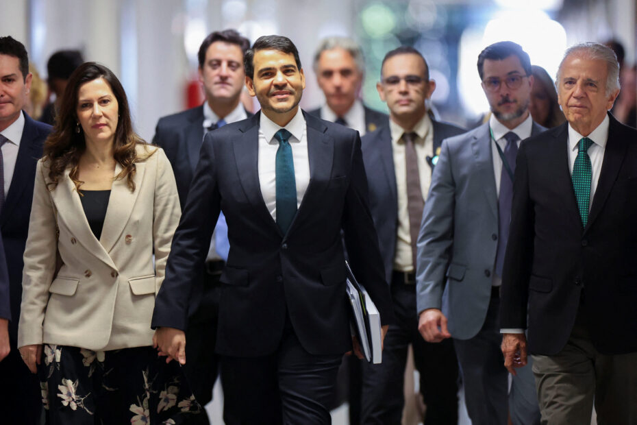 Messias suspende ferias e acompanha Lula em agenda apos nova