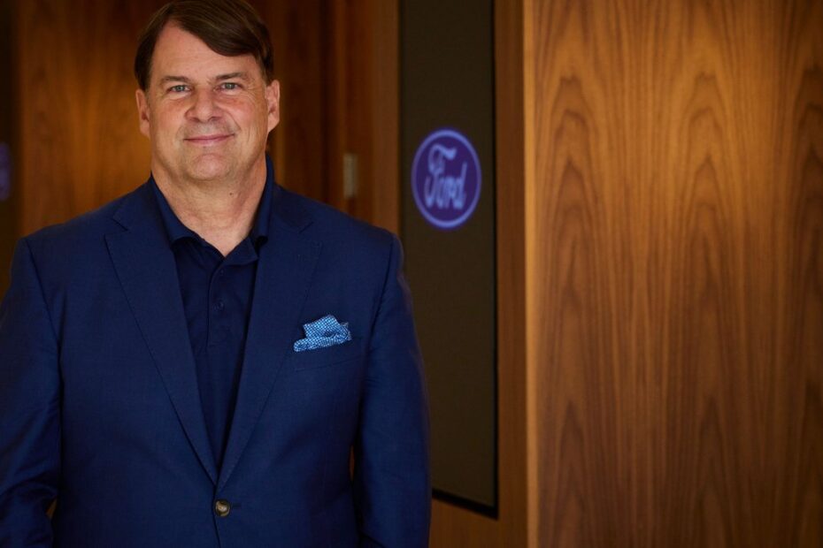 O dia em que CEO da Ford desmontou carros eletricos