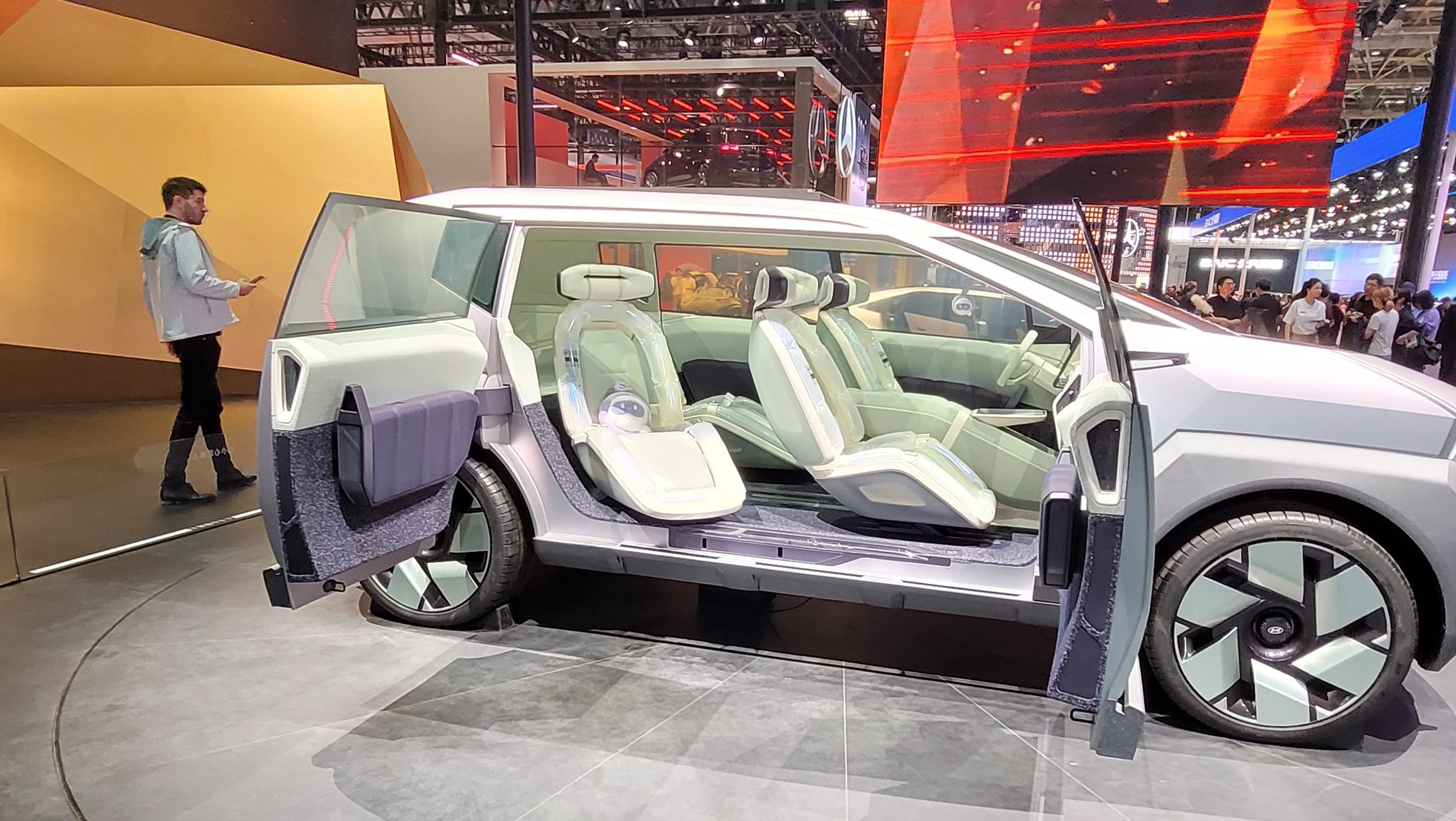Hyundai Ionic lançado na China: portas que facilitam acesso e muito espaço
