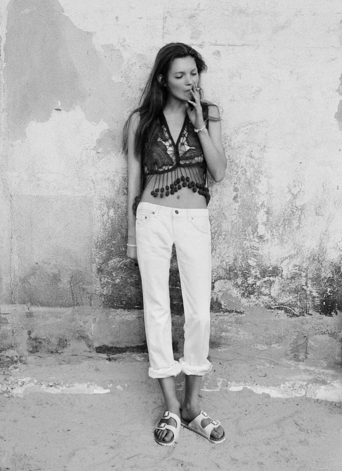 Kate Moss de calça branca, top e Birkenstock de duas alças branca