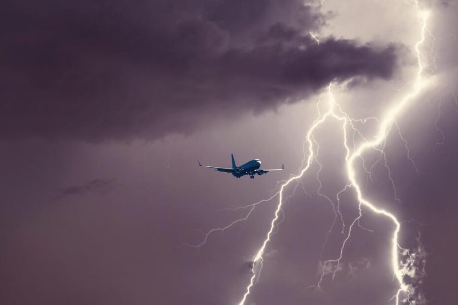 aviao passando por tempestade turbulencia volatilidade instabilidade inseguranca
