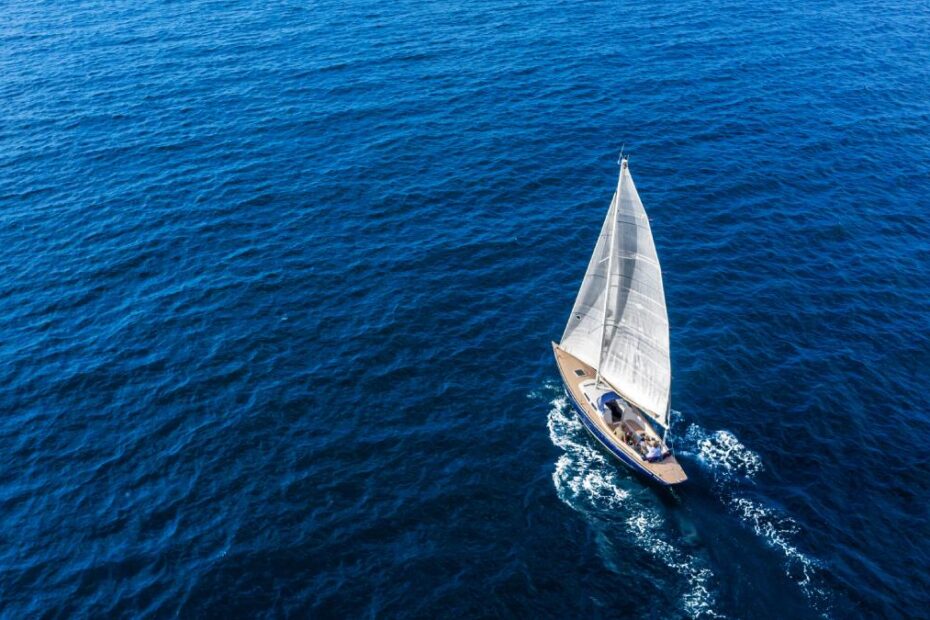 barco a vela em oceano azul