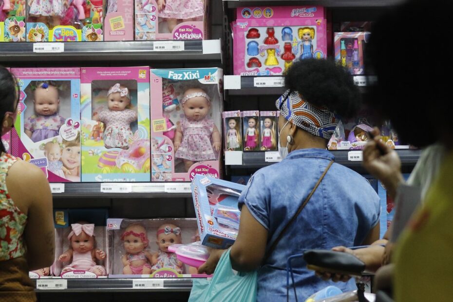 movimento de vendas de brinquedos para o dia das criancas comercio varejista nas ruas do polo saara